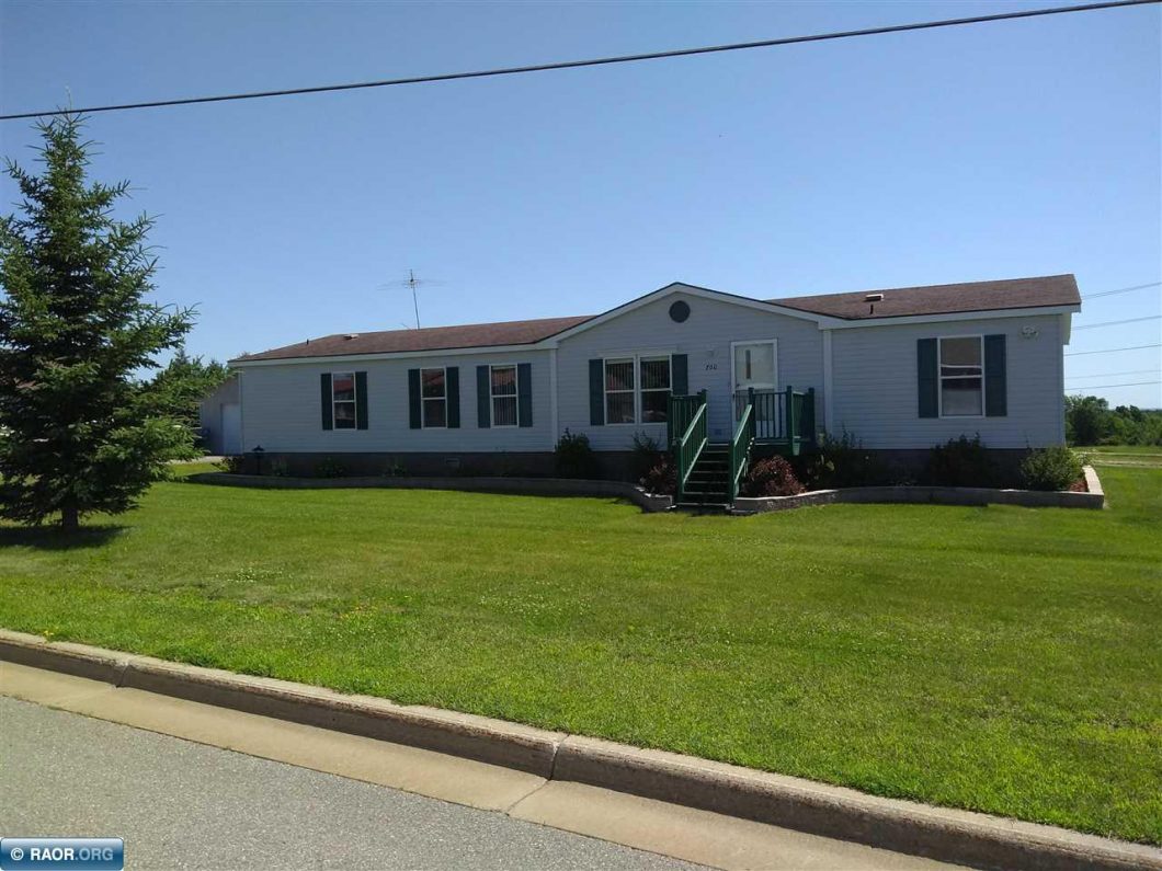 NEW LISTING! 4 BR 2 BA 2+ Stall garage w/ heated — 174,900